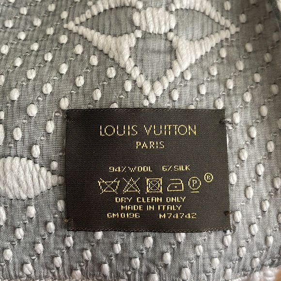 Louis Vuitton gray wool/silk scarf - Picture 3 of 4